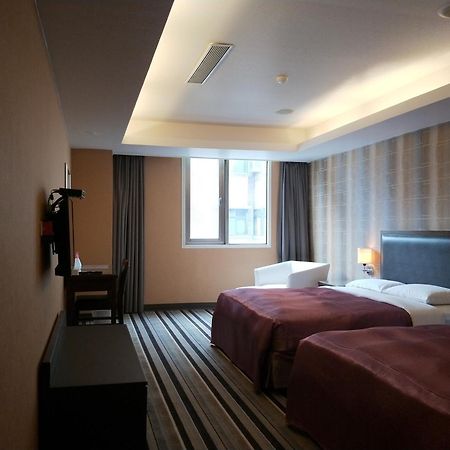 Metropolis Hotel Taoyuan Exteriör bild