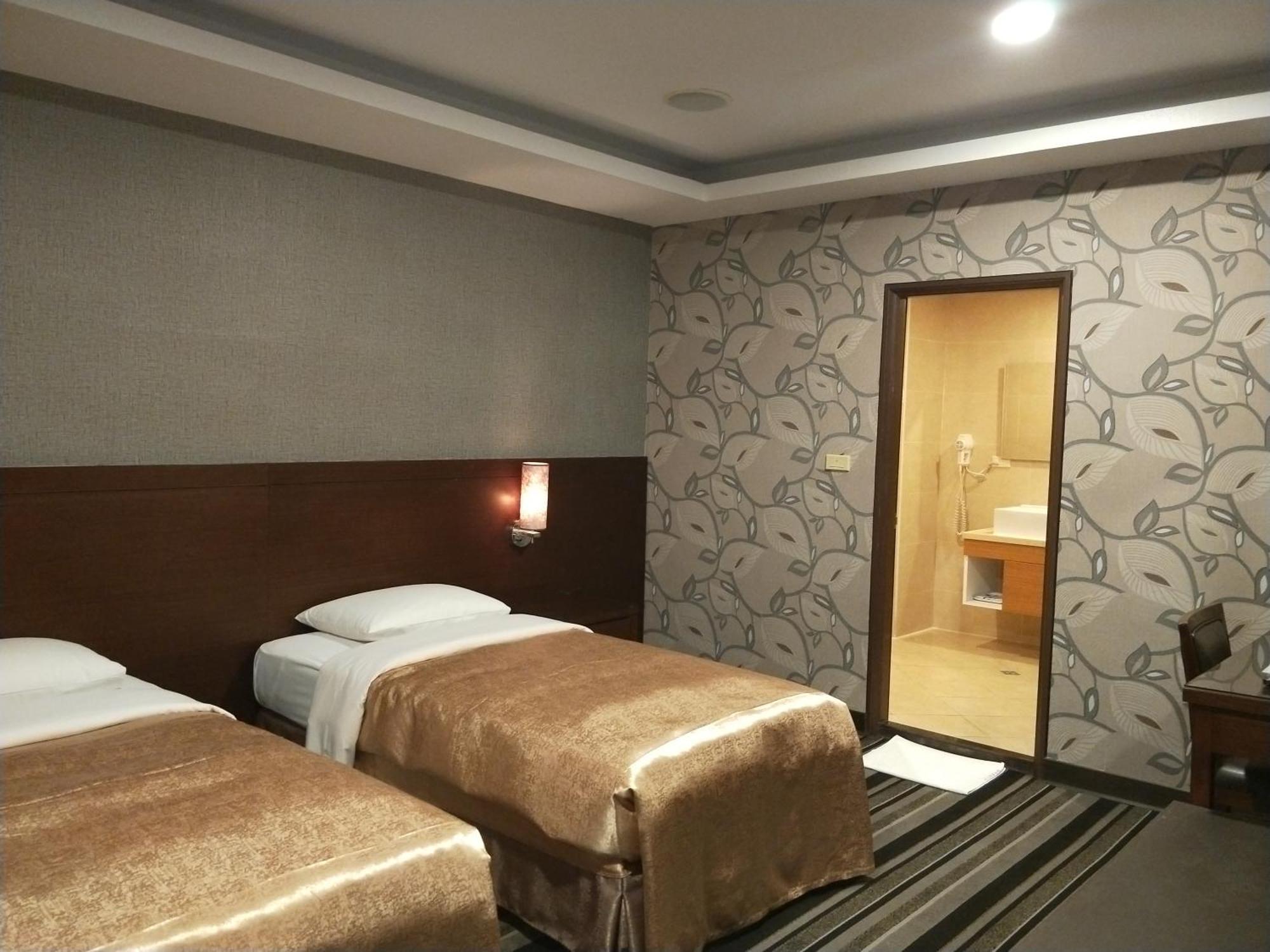 Metropolis Hotel Taoyuan Exteriör bild