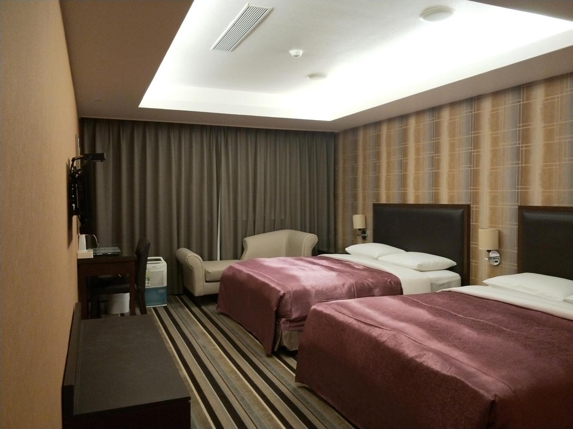 Metropolis Hotel Taoyuan Exteriör bild