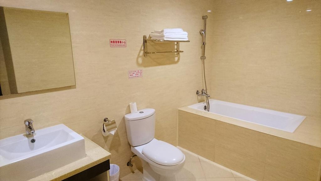 Metropolis Hotel Taoyuan Exteriör bild